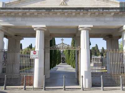 Per raggiungere pi� facilmente la zona momunentale � necessario varcare l�ingresso che ricorda un tempio greco posto di fronte alla stazione della Bari Nord